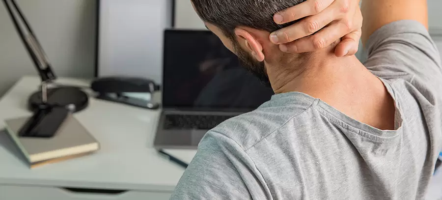Problemas de mala postura por uso prolongado de dispositivos móviles