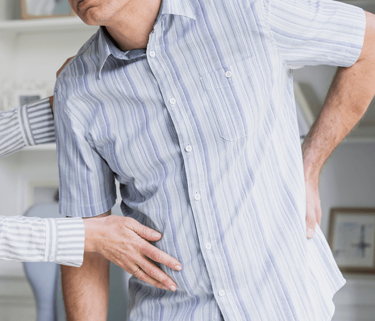 Dolor lumbar en oficina: guía práctica de ajustes y pausas para reducir molestias