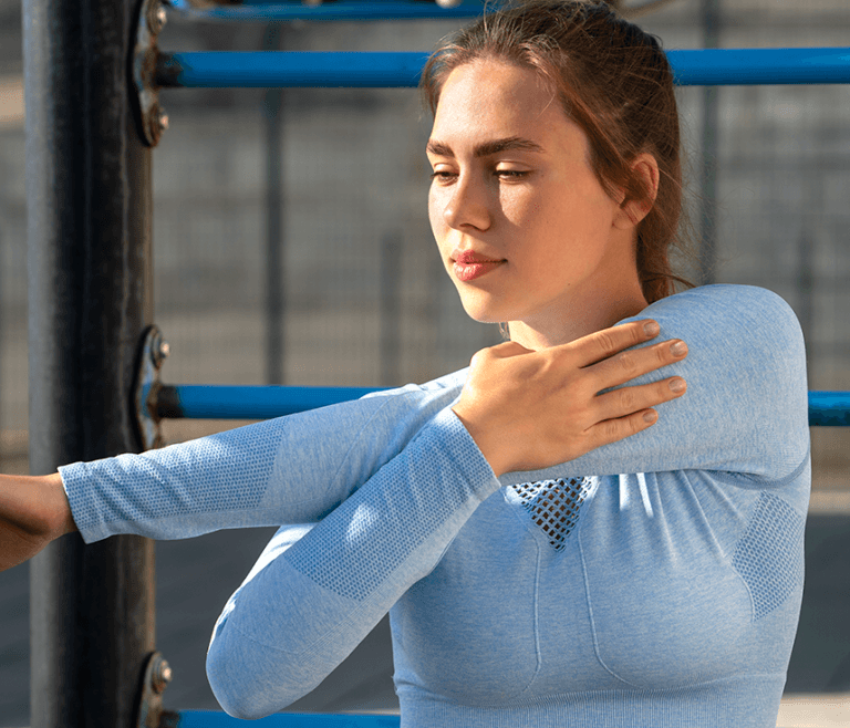 Lesiones de hombro en gimnasio: prevención y recuperación con ajuste de carga