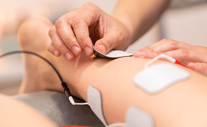 La electroterapia se integra habitualmente dentro de un plan global que puede incluir terapia manual