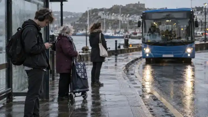 Personas esperando el autobús en un día lluvioso