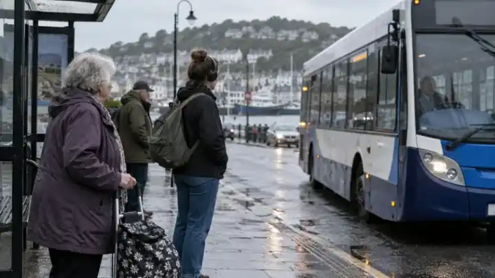 Personas esperando el autobús bajo la lluvia