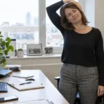 Mujer realizando un estiramiento suave de cuello en la oficina