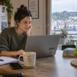 Mujer joven trabajando con el portátil en casa