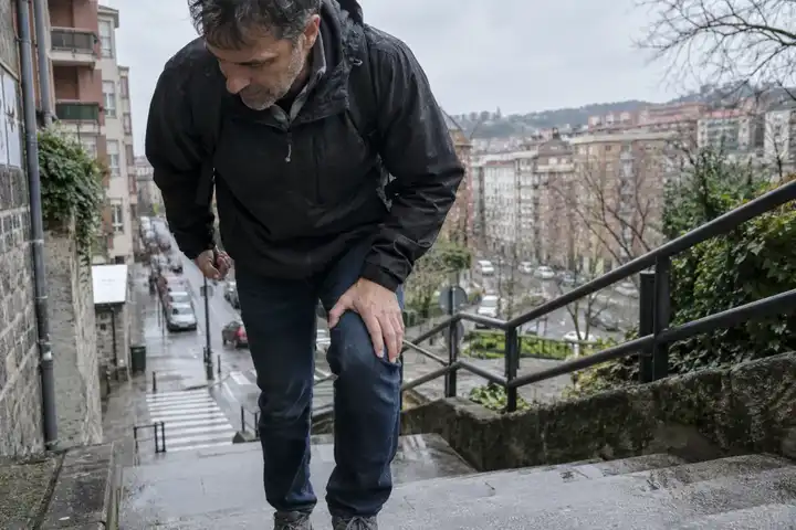 Hombre subiendo escaleras en la calle