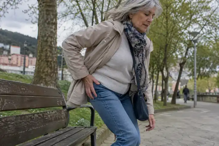 Mujer mayor caminando por un parque