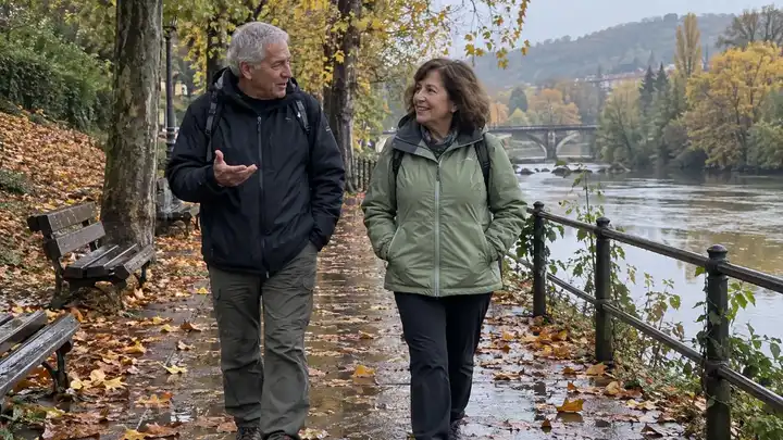 Pareja mayor caminando por un parque