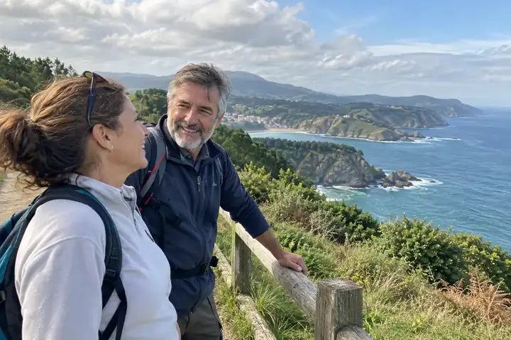 Pareja contemplando un paisaje costero