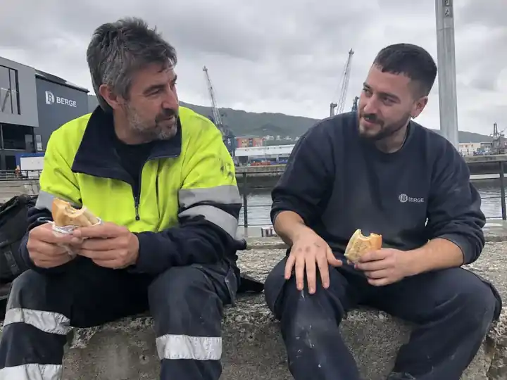 Dos trabajadores del puerto descansando durante el almuerzo