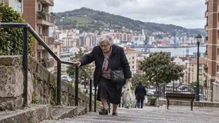 Mujer mayor bajando unas escaleras urbanas con calma