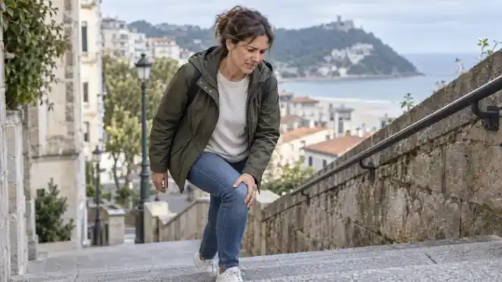 Mujer subiendo unas escaleras exteriores