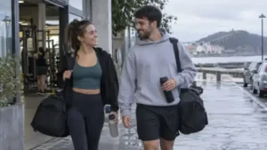 Dos personas caminando después de entrenar