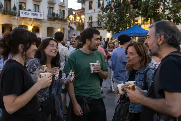 Grupo de personas charlando durante unas fiestas populares