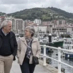 Pareja mayor caminando junto al puerto