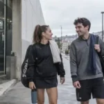 Dos personas caminando con bolsas después de entrenar