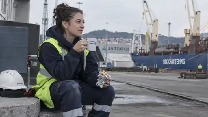 Trabajadora del puerto descansando durante una pausa