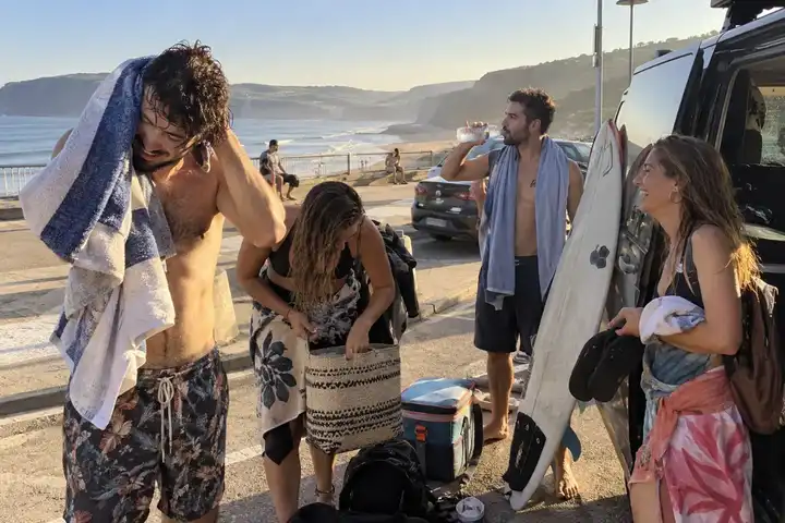Grupo de amigos junto a la costa después de una actividad